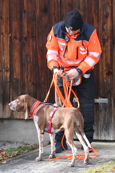 Hans mit Hund Freya beim Mantrail-Basis-Test